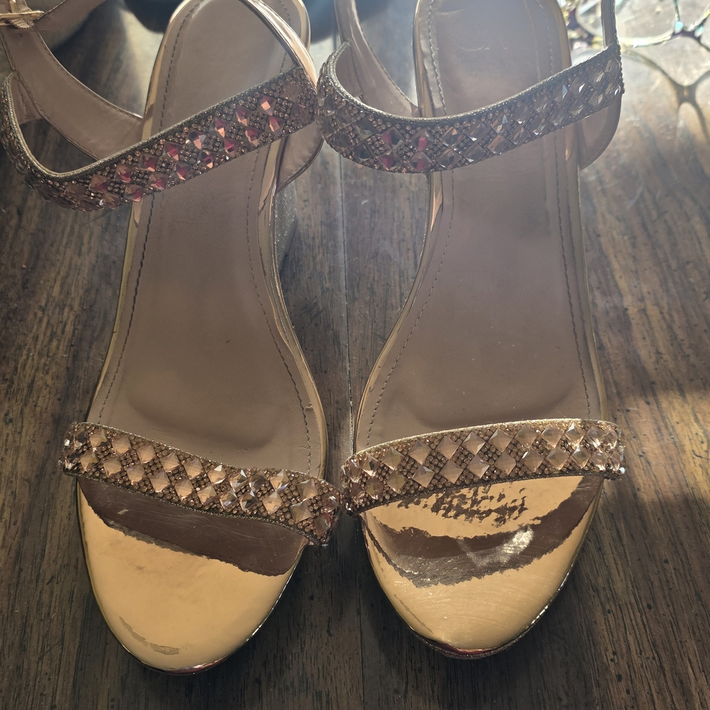 Chic Gold Wedge Sandals